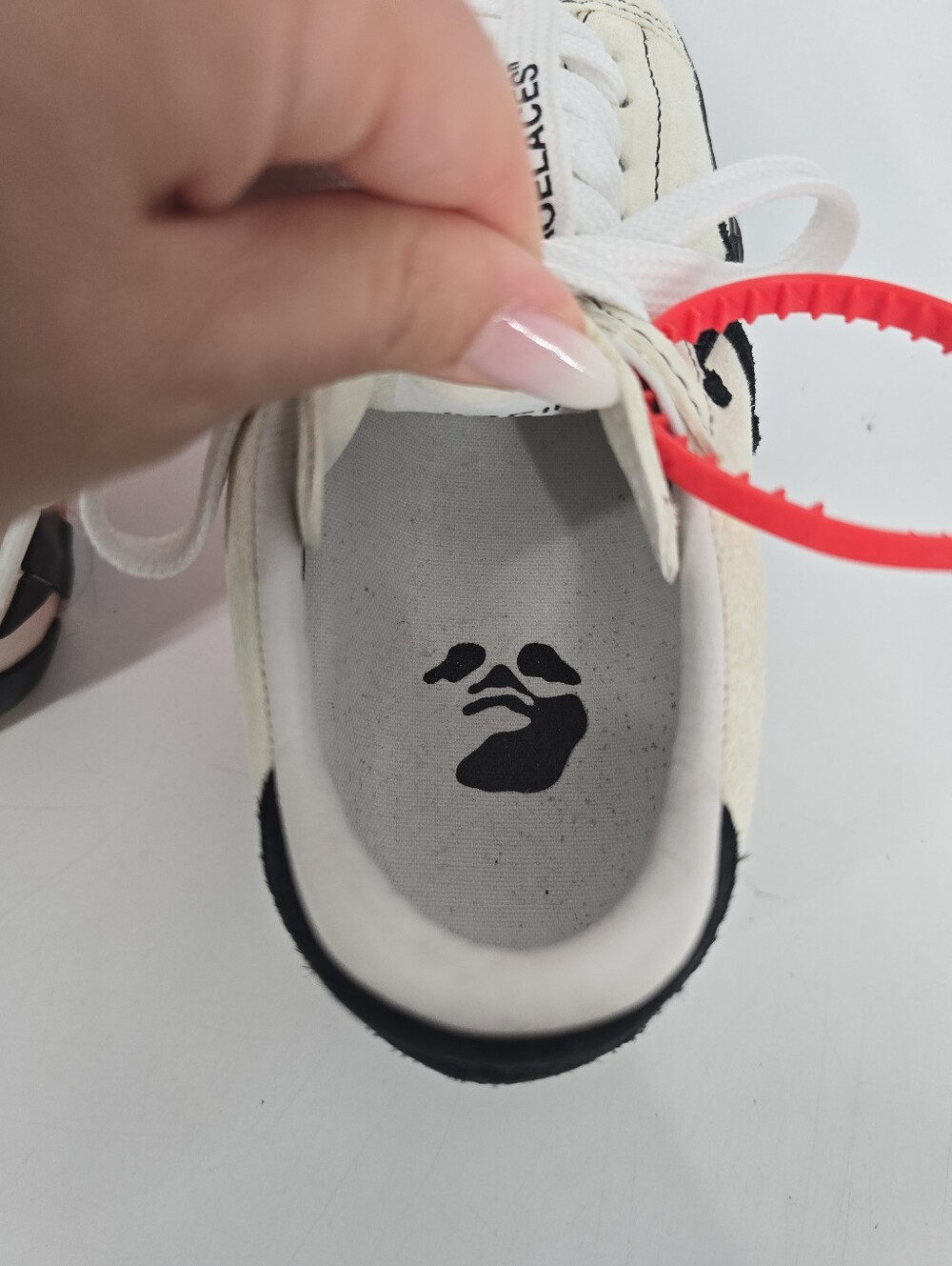 Off White New Arrow Low Vulcanized White Black Sneakers Size 35 US 5 - Picture 15 of 16